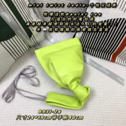 Mini Twist Jodie- Individual and Classic
Blow up this Daniel Lee to create a chic bag is really getting more and more favored by street people! Sheep 