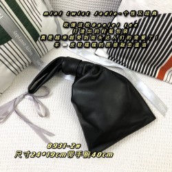 Mini Twist Jodie- Individual and Classic
Blow up this Daniel Lee to create a chic bag is really getting more and more favored by street people! Sheep 