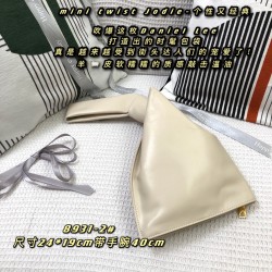 Mini Twist Jodie- Individual and Classic
Blow up this Daniel Lee to create a chic bag is really getting more and more favored by street people! Sheep 