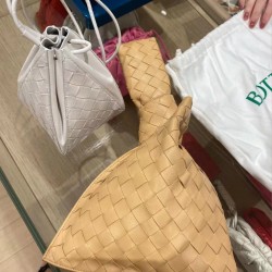 Mini Twist Jodie- Individual and Classic
Blow up this Daniel Lee to create a chic bag is really more and more favored by street people! Sheep 