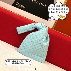 Mini Twist Jodie- Individual and Classic
Blow up this Daniel Lee to create a chic bag is really more and more favored by street people! Sheep 