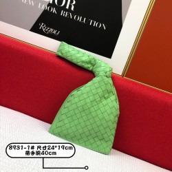 Mini Twist Jodie- Individual and Classic
Blow up this Daniel Lee to create a chic bag is really more and more favored by street people! Sheep 