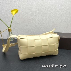 Brick weaving underarm pillow bag with classic weaving elements overall retro and taste a total of many colors each color is very advanced atmospheric simple but has a cool style on the body fashionable and stylish like soft touch calf leather 
Size: 14X2