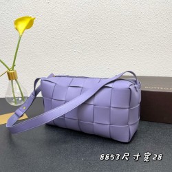 Brick weaving underarm pillow bag with classic weaving elements overall retro and taste a total of many colors each color is very advanced atmospheric simple but has a cool style on the body fashionable and stylish like soft touch calf leather 
Size: 14X2