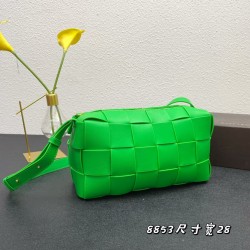 Brick weaving underarm pillow bag with classic weaving elements overall retro and taste a total of many colors each color is very advanced atmospheric simple but has a cool style on the body fashionable and stylish like soft touch calf leather 
Size: 14X2