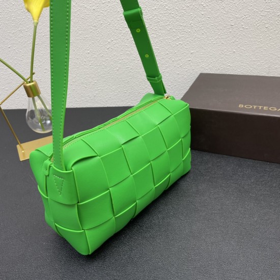 Brick weaving underarm pillow bag with classic weaving elements overall retro and taste a total of many colors each color is very advanced atmospheric simple but has a cool style on the body fashionable and stylish like soft touch calf leather 
Size: 14X2