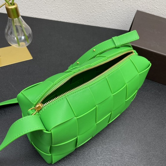 Brick weaving underarm pillow bag with classic weaving elements overall retro and taste a total of many colors each color is very advanced atmospheric simple but has a cool style on the body fashionable and stylish like soft touch calf leather 
Size: 14X2