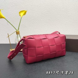 Brick weaving underarm pillow bag with classic weaving elements overall retro and taste a total of many colors each color is very advanced atmospheric simple but has a cool style on the body fashionable and stylish like soft touch calf leather 
Size: 14X2