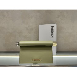 Pochette Rond ｜Sculpture Bag
This unique handbag is called "take-out clutch" made of lambskin with rolled-up folded cover and internal snap closure, rolled up like a take-out bag with metal handles and metal balls, silver-colored chain ⛓️ should