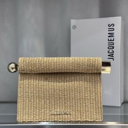 Pochette Rond ｜Sculpture Bag
This unique handbag is called "take-out clutch" made of lambskin with rolled-up folded cover and internal snap closure, rolled up like a take-out bag with metal handles and metal balls, silver-colored chain ⛓️ should