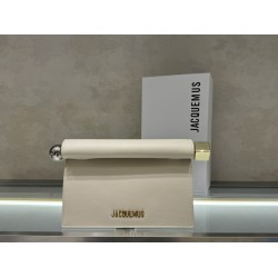 
 Pochette Rond ｜Sculpture Bag
This unique handbag is called "take-out clutch" made of lambskin with rolled-up folded cover and internal snap closure, rolled up like a take-out bag with metal handles and metal balls, silver-colored chain ⛓️ shou