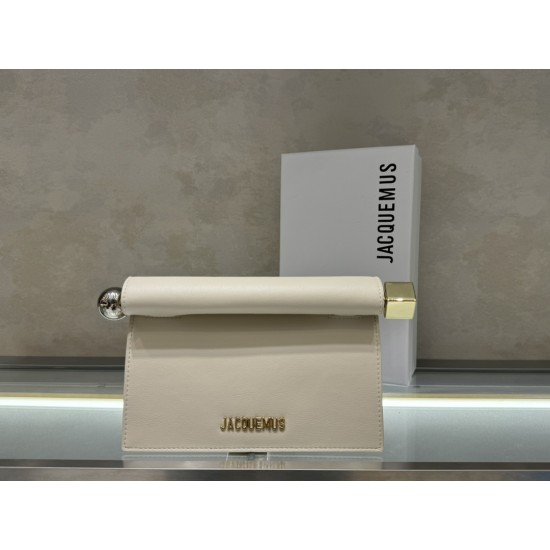 
 Pochette Rond ｜Sculpture Bag
This unique handbag is called "take-out clutch" made of lambskin with rolled-up folded cover and internal snap closure, rolled up like a take-out bag with metal handles and metal balls, silver-colored chain ⛓️ shou