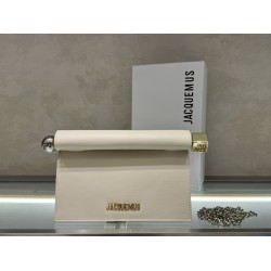 
 Pochette Rond ｜Sculpture Bag
This unique handbag is called "take-out clutch" made of lambskin with rolled-up folded cover and internal snap closure, rolled up like a take-out bag with metal handles and metal balls, silver-colored chain ⛓️ shou