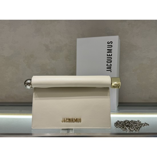 
 Pochette Rond ｜Sculpture Bag
This unique handbag is called "take-out clutch" made of lambskin with rolled-up folded cover and internal snap closure, rolled up like a take-out bag with metal handles and metal balls, silver-colored chain ⛓️ shou