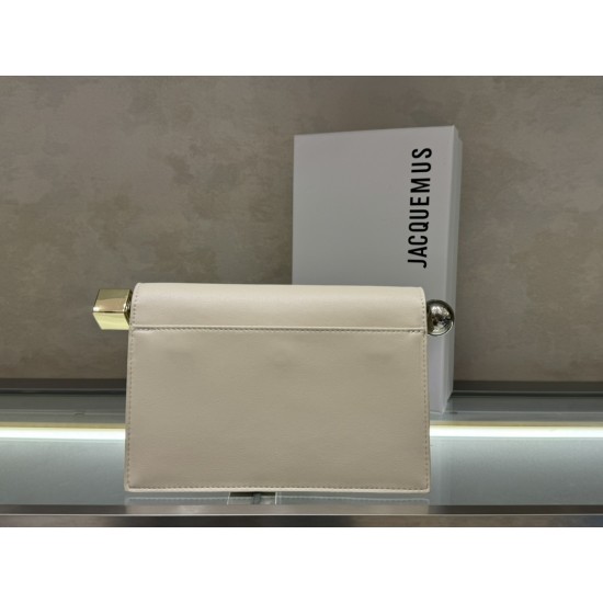 
 Pochette Rond ｜Sculpture Bag
This unique handbag is called "take-out clutch" made of lambskin with rolled-up folded cover and internal snap closure, rolled up like a take-out bag with metal handles and metal balls, silver-colored chain ⛓️ shou