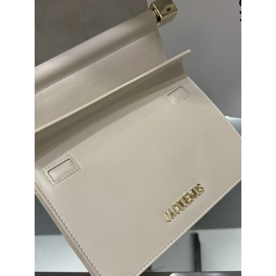 
 Pochette Rond ｜Sculpture Bag
This unique handbag is called "take-out clutch" made of lambskin with rolled-up folded cover and internal snap closure, rolled up like a take-out bag with metal handles and metal balls, silver-colored chain ⛓️ shou