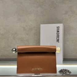 Pochette Rond ｜Sculpture Bag
This unique handbag is called "take-out clutch" made of lambskin with rolled-up folded cover and internal snap closure, rolled up like a take-out bag with metal handles and metal balls, silver-colored chain ⛓️ should