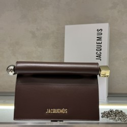 Pochette Rond ｜Sculpture Bag
This unique handbag is called "take-out clutch" made of lambskin with rolled-up folded cover and internal snap closure, rolled up like a take-out bag with metal handles and metal balls, silver-colored chain ⛓️ should