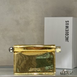 Pochette Rond ｜Sculpture Bag
This unique handbag is called "take-out clutch" made of lambskin with rolled-up folded cover and internal snap closure, rolled up like a take-out bag with metal handles and metal balls, silver-colored chain ⛓️ should