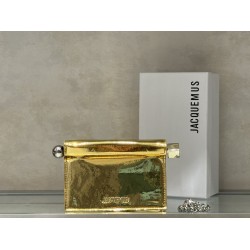 Pochette Rond ｜Sculpture Bag
This unique handbag is called "take-out clutch" made of lambskin with rolled-up folded cover and internal snap closure, rolled up like a take-out bag with metal handles and metal balls, silver-colored chain ⛓️ should