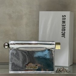 Pochette Rond ｜Sculpture Bag
This unique handbag is called "take-out clutch" made of lambskin with rolled-up folded cover and internal snap closure, rolled up like a take-out bag with metal handles and metal balls, silver-colored chain ⛓️ should