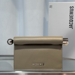 Pochette Rond ｜Sculpture Bag
This unique handbag is called "take-out clutch" made of lambskin with rolled-up folded cover and internal snap closure, rolled up like a take-out bag with metal handles and metal balls, silver-colored chain ⛓️ should