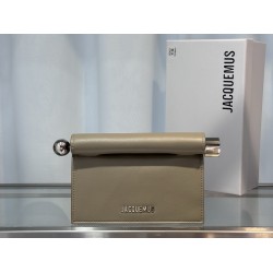 Pochette Rond ｜Sculpture Bag
This unique handbag is called "take-out clutch" made of lambskin with rolled-up folded cover and internal snap closure, rolled up like a take-out bag with metal handles and metal balls, silver-colored chain ⛓️ should