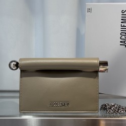 Pochette Rond ｜Sculpture Bag
This unique handbag is called "take-out clutch" made of lambskin with rolled-up folded cover and internal snap closure, rolled up like a take-out bag with metal handles and metal balls, silver-colored chain ⛓️ should