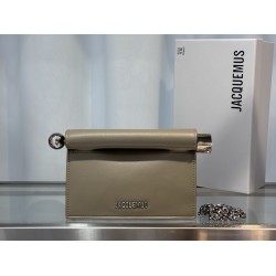 Pochette Rond ｜Sculpture Bag
This unique handbag is called "take-out clutch" made of lambskin with rolled-up folded cover and internal snap closure, rolled up like a take-out bag with metal handles and metal balls, silver-colored chain ⛓️ should