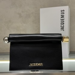 Pochette Rond ｜Sculpture Bag
This unique handbag is called "take-out clutch" made of lambskin with rolled-up folded cover and internal snap closure, rolled up like a take-out bag with metal handles and metal balls, silver-colored chain ⛓️ should