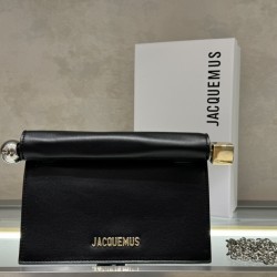 Pochette Rond ｜Sculpture Bag
This unique handbag is called "take-out clutch" made of lambskin with rolled-up folded cover and internal snap closure, rolled up like a take-out bag with metal handles and metal balls, silver-colored chain ⛓️ should