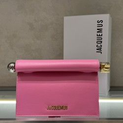 Pochette Rond ｜Sculpture Bag
This unique handbag is called "take-out clutch" made of lambskin with rolled-up folded cover and internal snap closure, rolled up like a take-out bag with metal handles and metal balls, silver-colored chain ⛓️ should