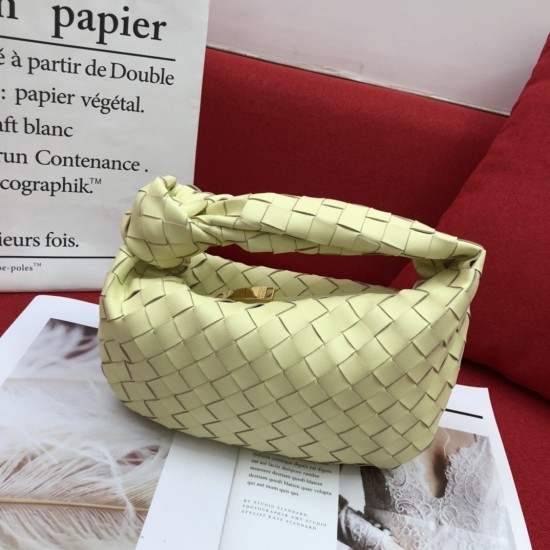 Bottega Veneta#s newest design woven knot tote bag ✧ also retained the original BV has been woven elements at the same time, but with a high-level design style, hand-woven in lambskin.
But also with a high-level design style, using lambskin hand-woven hot