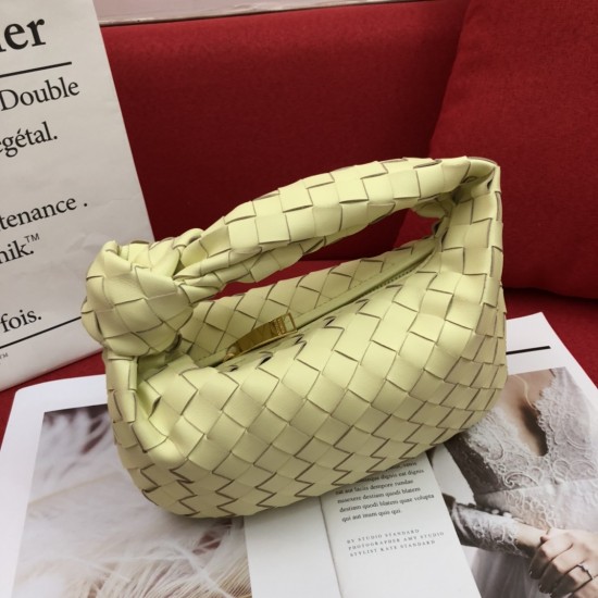 Bottega Veneta#s newest design woven knot tote bag ✧ also retained the original BV has been woven elements at the same time, but with a high-level design style, hand-woven in lambskin.
But also with a high-level design style, using lambskin hand-woven hot