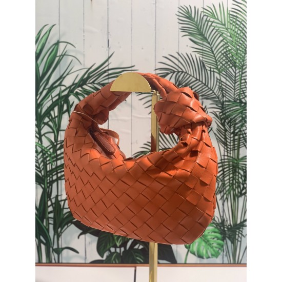 ✧Orange mini✧
Bottega Veneta's newest design, the knotted tote bag, retains BV's original knitting elements, but with an upscale design.
But also with a high-level design style, using lambskin hand-woven hot models simple not simple ^ O ^ shoulder strap w