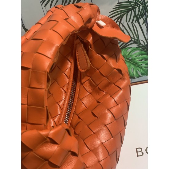 ✧Orange mini✧
Bottega Veneta's newest design, the knotted tote bag, retains BV's original knitting elements, but with an upscale design.
But also with a high-level design style, using lambskin hand-woven hot models simple not simple ^ O ^ shoulder strap w