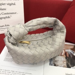 . Bottega Veneta#s newest design woven knot tote bag ✧ also retained the original BV has been woven elements at the same time, but with a high design style, hand-woven in lambskin.
And with a high-level design style, using lambskin hand-woven hot models s