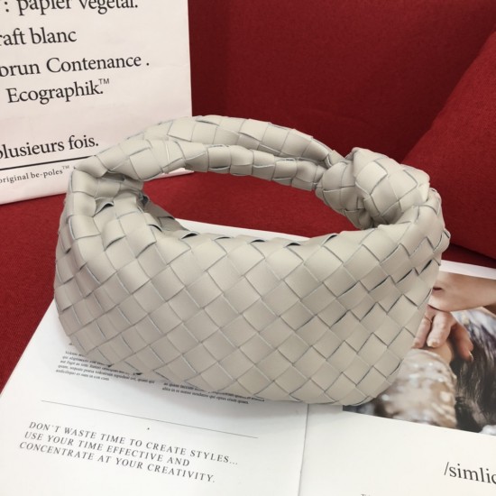 . Bottega Veneta#s newest design woven knot tote bag ✧ also retained the original BV has been woven elements at the same time, but with a high design style, hand-woven in lambskin.
And with a high-level design style, using lambskin hand-woven hot models s