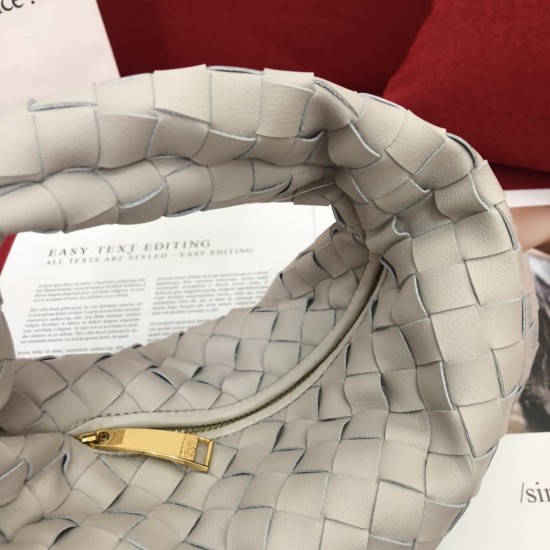 . Bottega Veneta#s newest design woven knot tote bag ✧ also retained the original BV has been woven elements at the same time, but with a high design style, hand-woven in lambskin.
And with a high-level design style, using lambskin hand-woven hot models s