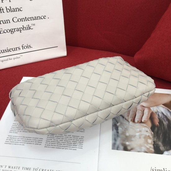 . Bottega Veneta#s newest design woven knot tote bag ✧ also retained the original BV has been woven elements at the same time, but with a high design style, hand-woven in lambskin.
And with a high-level design style, using lambskin hand-woven hot models s