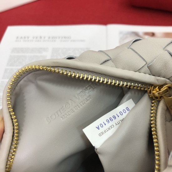 . Bottega Veneta#s newest design woven knot tote bag ✧ also retained the original BV has been woven elements at the same time, but with a high design style, hand-woven in lambskin.
And with a high-level design style, using lambskin hand-woven hot models s