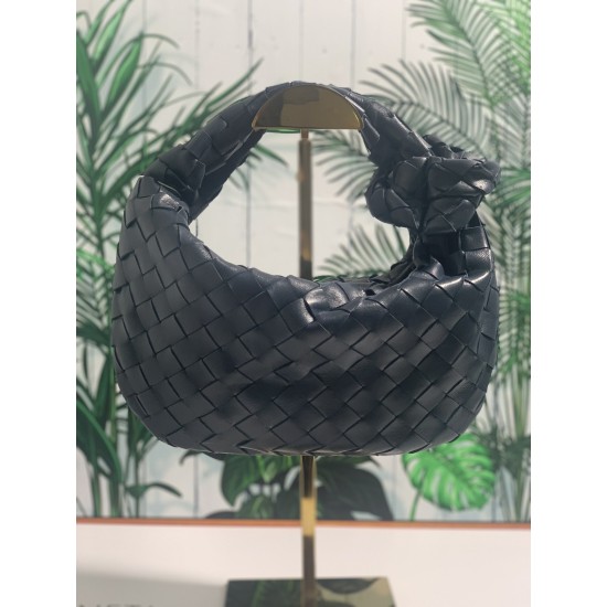 ✧Navy blue mini✧✧✧
Bottega Veneta's newest design, the knotted tote bag, retains BV's original knitting elements, but with an upscale design.
But also with a high-level design style, using lambskin hand-woven hot models simple and uncomplicated ^ O ^ shou