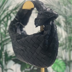 ✧Navy blue mini✧✧✧
Bottega Veneta's newest design, the knotted tote bag, retains BV's original knitting elements, but with an upscale design.
But also with a high-level design style, using lambskin hand-woven hot models simple and uncomplicated ^ O ^ shou