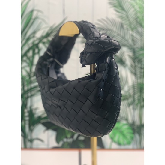 ✧Navy blue mini✧✧✧
Bottega Veneta's newest design, the knotted tote bag, retains BV's original knitting elements, but with an upscale design.
But also with a high-level design style, using lambskin hand-woven hot models simple and uncomplicated ^ O ^ shou