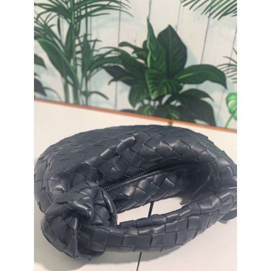 ✧Navy blue mini✧✧✧
Bottega Veneta's newest design, the knotted tote bag, retains BV's original knitting elements, but with an upscale design.
But also with a high-level design style, using lambskin hand-woven hot models simple and uncomplicated ^ O ^ shou