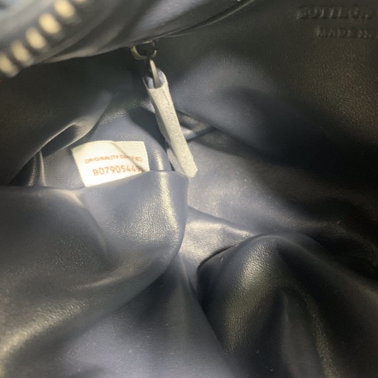 ✧Navy blue mini✧✧✧
Bottega Veneta's newest design, the knotted tote bag, retains BV's original knitting elements, but with an upscale design.
But also with a high-level design style, using lambskin hand-woven hot models simple and uncomplicated ^ O ^ shou