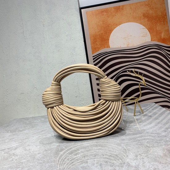 bv home 22 new knot bag, abrupt design concept unique sheepskin material to create. Modeling heavenly, breaking the traditional bag design. Another universal grass popping models 