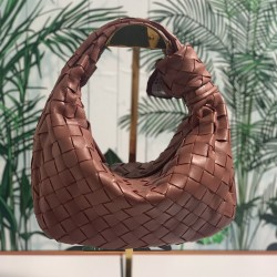 ✧Red and curry color fascination✧✧✧
Bottega Veneta's newest design, the knotted tote bag, retains BV's original knitting elements, but with a premium design style, hand-knit in lambskin.
But also with a high-level design style, using lambskin hand-woven h
