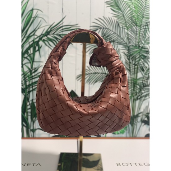 ✧Red and curry color fascination✧✧✧
Bottega Veneta's newest design, the knotted tote bag, retains BV's original knitting elements, but with a premium design style, hand-knit in lambskin.
But also with a high-level design style, using lambskin hand-woven h