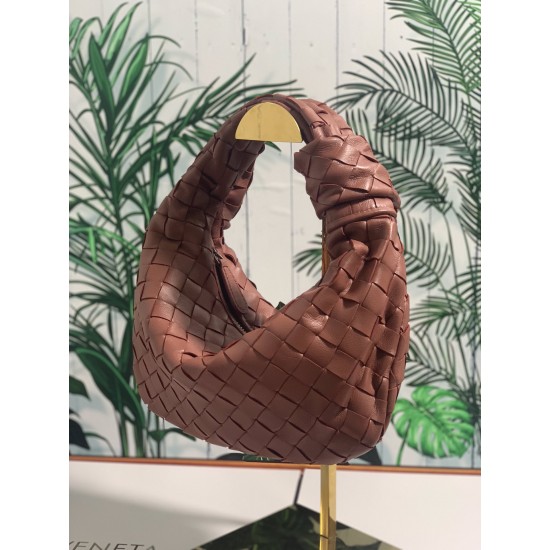 ✧Red and curry color fascination✧✧✧
Bottega Veneta's newest design, the knotted tote bag, retains BV's original knitting elements, but with a premium design style, hand-knit in lambskin.
But also with a high-level design style, using lambskin hand-woven h